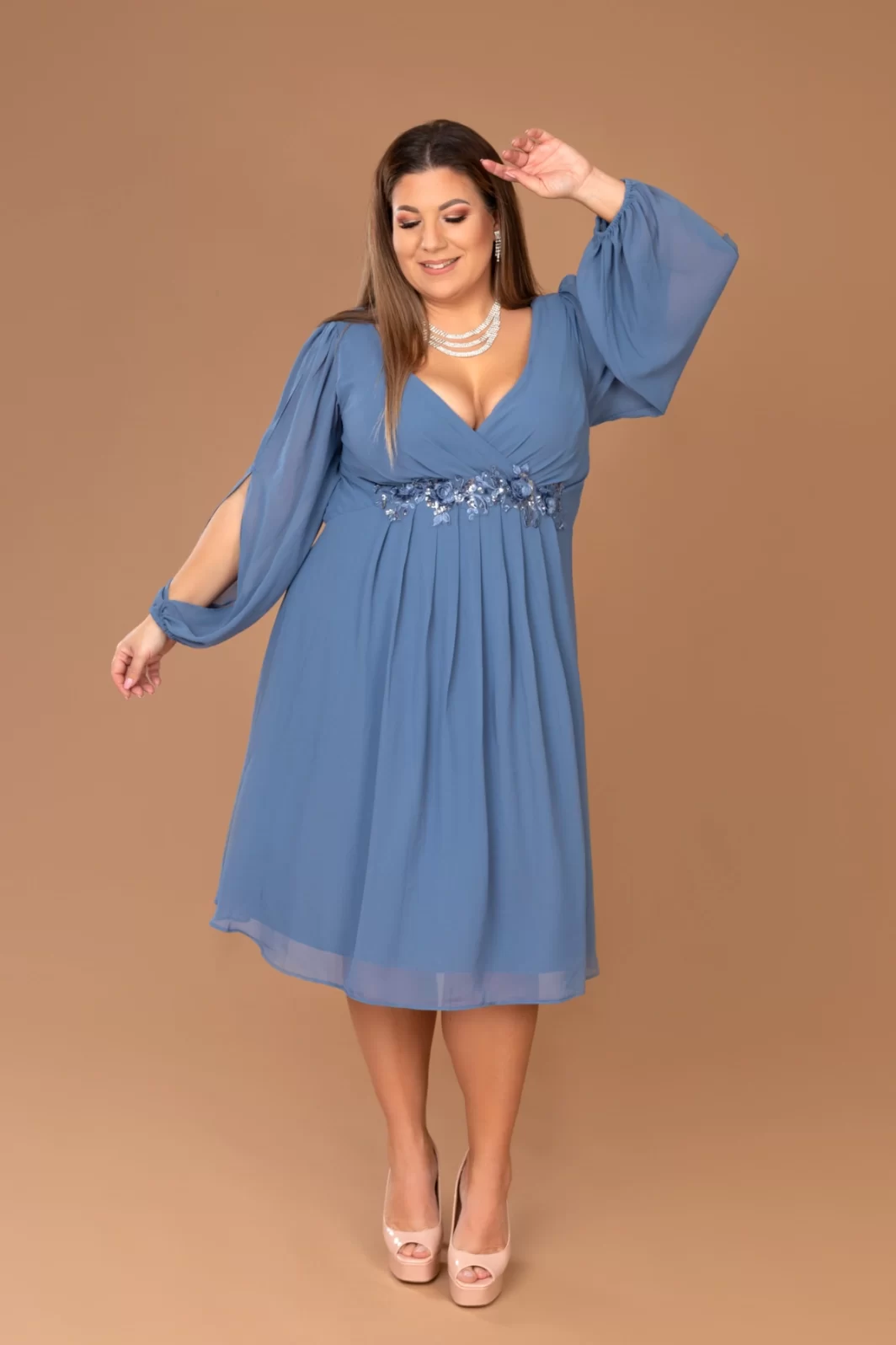 TINA, nyitott ujjú Plus Size Koktélruha HAMUKÉK