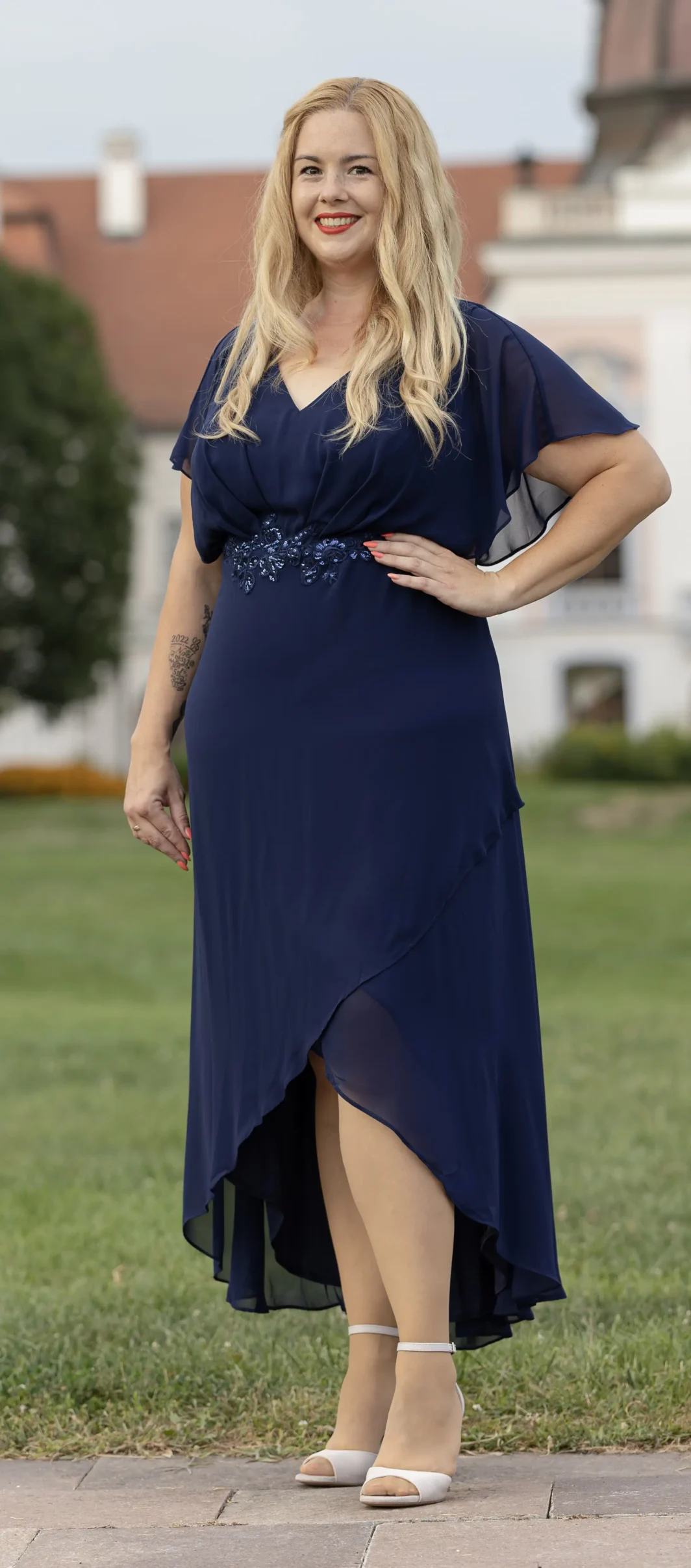 MIRA, Plus Size V-dekoltált koktélruha NAVY RÖVIDUJJÚ 50-ES méret KÉSZLETEN!