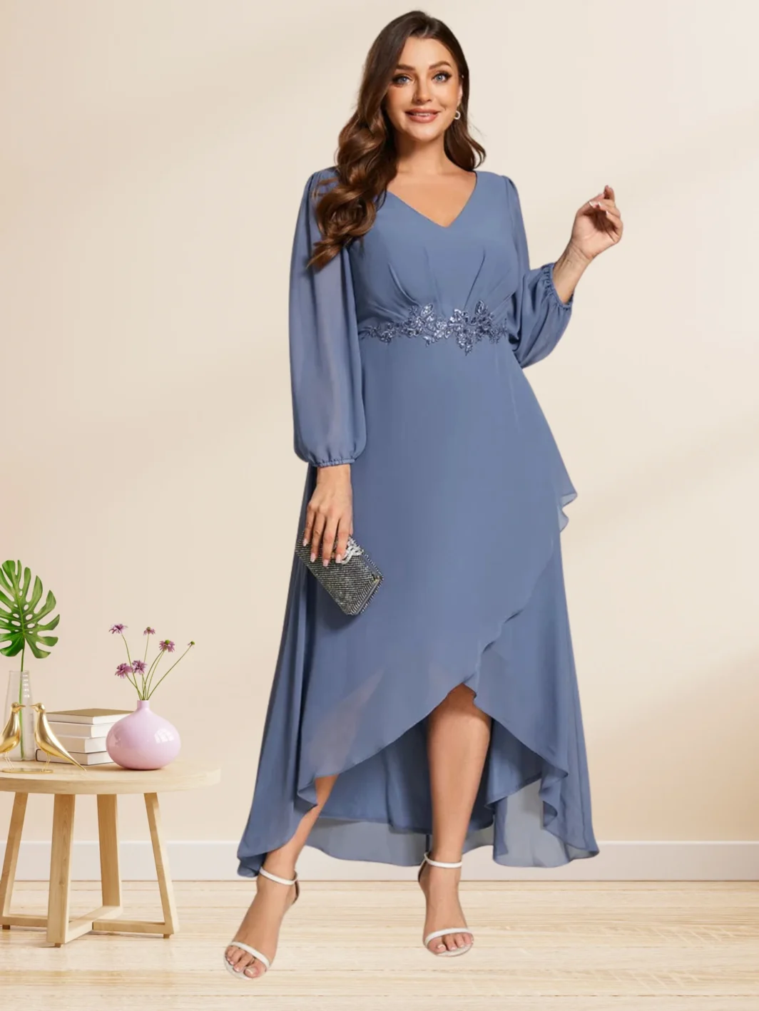 MIRA, Plus Size V-dekoltált koktélruha HAMUKÉK VÁLASZTHATÓ UJJHOSSZ