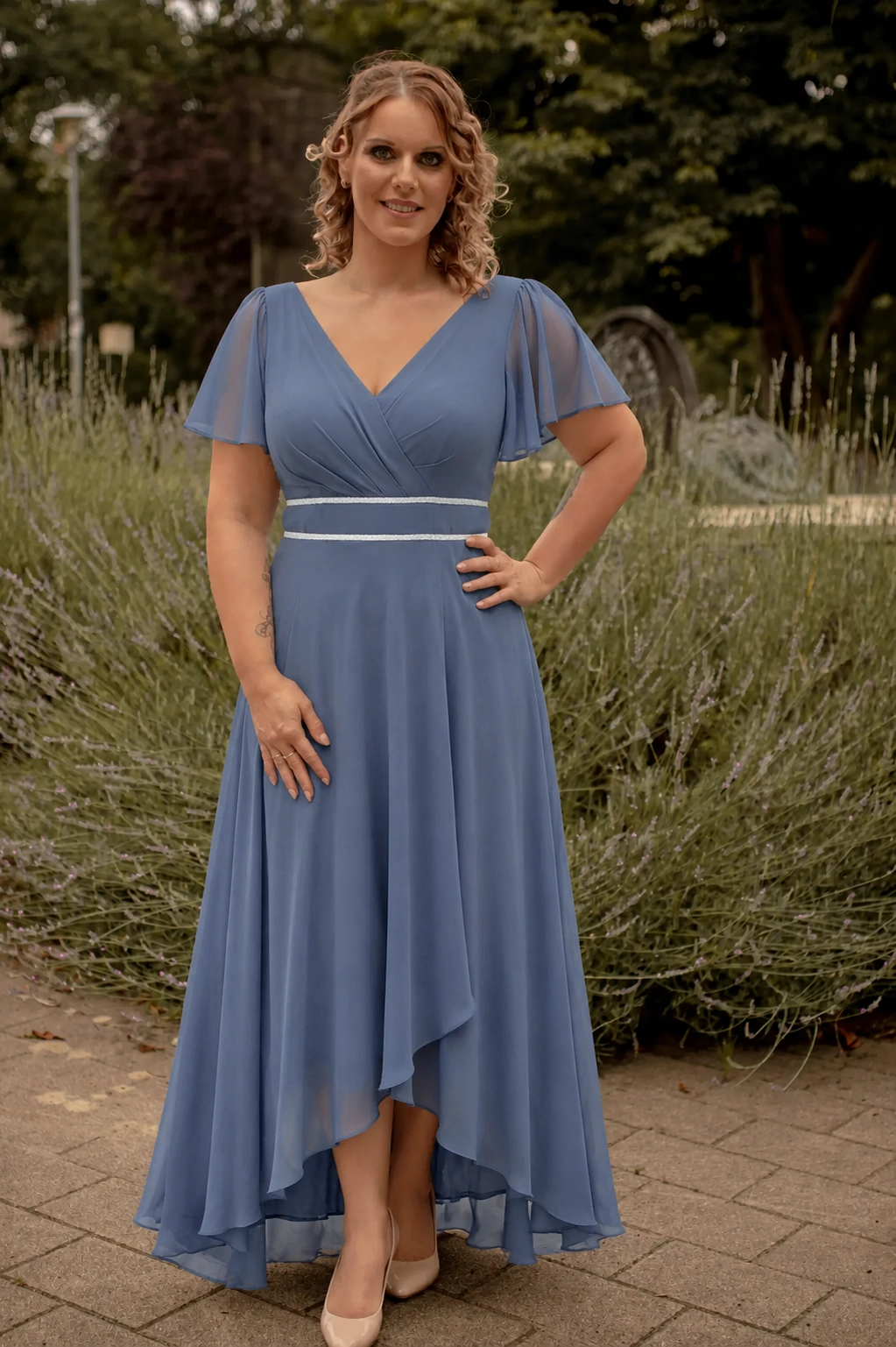 ELISE, Plus Size csipkés, kövekkel díszített alkalmi maxi ruha HAMUKÉK