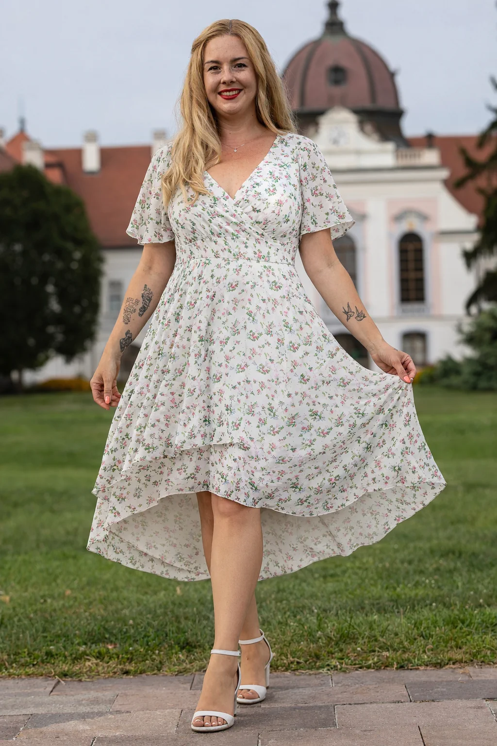 JEANETTE, Plus Size V-dekoltált koktélruha fehér/virágos akcióban készleten 42, 48, 50, 52, 54-es méretben