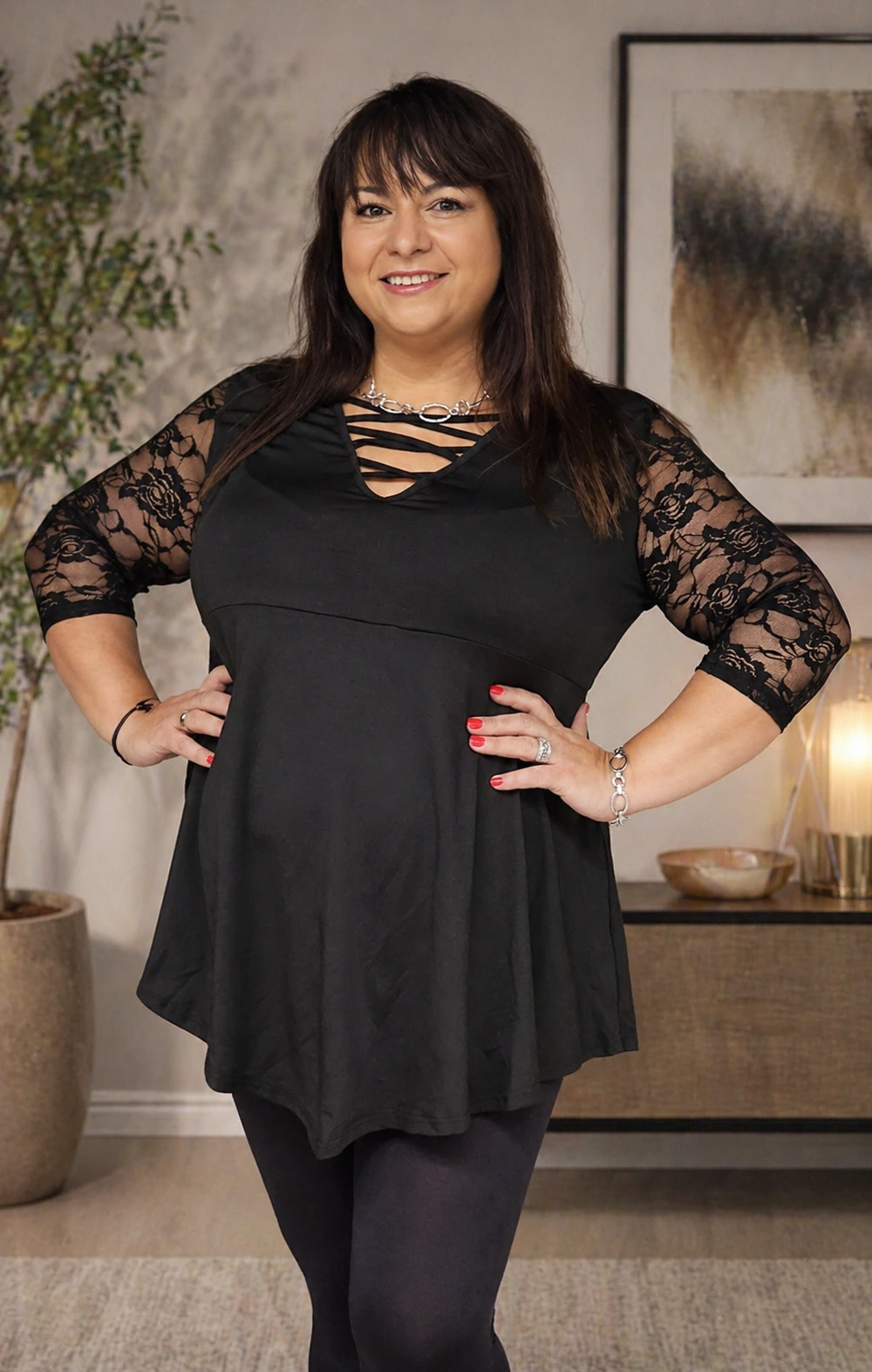 Larissa fekete elasztikus csipkeujjú elegáns tunika