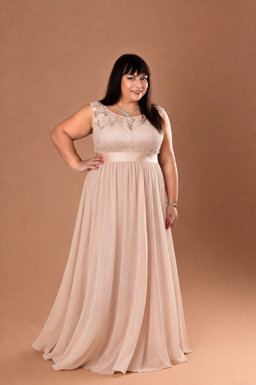MEGAN, Plus Size csipkés alkalmi maxi ruha PÚDER 54-es méret készleten!